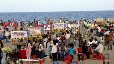 மாஃபியா கட்டுப்பாட்டில் சென்னை மெரினா கடற்கரை கடைகள்.. தூண்டிவிடுகிறார்களா? நீதிபதிகள் சந்தேகம்