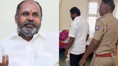 அதிமுக முன்னாள் அமைச்சர் ஆர்.பி.உதயகுமார் வீட்டில் தேர்தல் பறக்கும் படையினர் பரபர சோதனை!