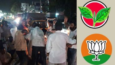 கிணத்துக்கடவு தொகுதியை பாஜகவுக்கு ஒதுக்காததால் தொண்டர் பெட்ரோல் ஊற்றி தீக்குளிக்க முயற்சி.. பரபரப்பு