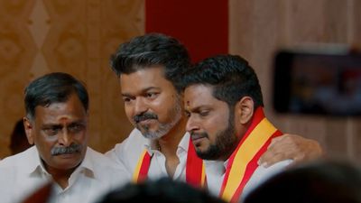 கூட இருந்தவரை ஆனந்த கண்ணீர் விட வைத்த விஜய்! தவெக மேடையில் அரங்கேறிய காட்சிகள்? யாரிந்த சபரிநாதன்?