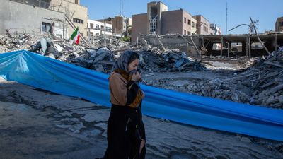 இரக்கம் காட்டாத இஸ்ரேல்..ஆக்ரோஷமாக அமெரிக்கா! ஈரானுக்கு எழ முடியாத அடி! பற்றி எரியும் மத்திய கிழக்கு