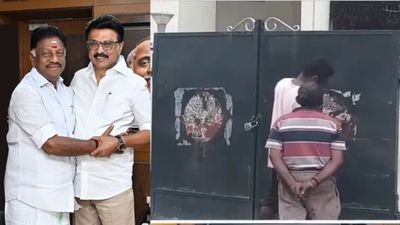 அதிமுக அடையாளங்களை அழித்த ஓபிஎஸ்.. வீட்டு கேட்டில் இருந்த இரட்டை இலை சின்னம் அகற்றம்.. மாறிய கலர்!