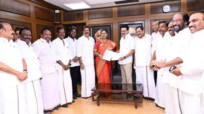 DMK - DMDK: திமுக - தேமுதிக தொகுதி பங்கீடு.. 10 இடங்கள் ஒதுக்கீடு! கூட்டணியில் 2வது பெரிய கட்சியானது