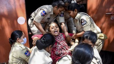 வேலையில்லாத இளைஞர்கள் அதிரடி கைது.. இரவோடு இரவாக வீடு புகுந்து தூக்கிய போலீஸ்.. என்ன காரணம்?