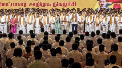 இதுதாம்லே தமிழ்நாடு.. கோவிலில் தேங்காய் உடைத்து பிரச்சாரத்தை தொடங்கிய தவெக வேட்பாளர்கள்