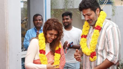 விஜய் திரிஷாவை விடுங்க.. மாலையும் கழுத்துமாக வந்து நின்ற ரவி மோகன்- கெனிஷா! குவியும் வாழ்த்து