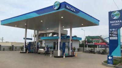 பெட்ரோல் விலை ரூ.5.30 வரை உயர்வு.. டீசல் ரூ.3 வரை அதிகரிப்பு.. இடியை இறக்கிய நயாரா நிறுவனம்