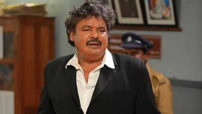 கல்லக்குடி ரயில் தண்டவாளத்தில் திடீரென தலை வைத்து படுத்த மன்சூர் அலிகான்! பதறிய போலீஸ்! ட்விஸ்ட்!