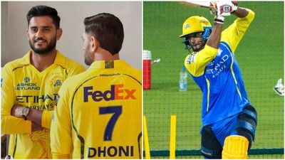 மின்னல் வேகத்தில் ஸ்டம்பிங் செய்வது எப்படி? கார்த்திக் சர்மா, உர்வில் படேலுக்கு பாடம் எடுத்த தோனி!