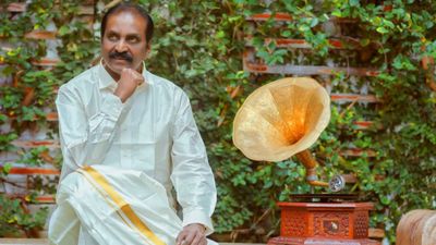 Women's day: மனைவியாய், மகளாய், தோழியாய்... பெண் விடுதலை பெற வாழ்த்துகிறேன்! வைரமுத்து