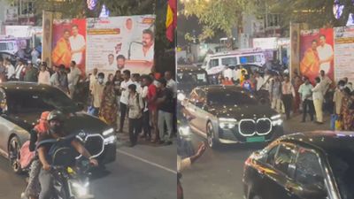 அடையாறு சாஸ்திரி நகரில் தவெக கூட்டம்.. திடீரென வந்த காரை எட்டிப்பார்த்து.. இன்ப அதிர்ச்சி 