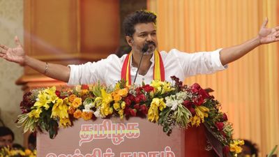 Vijay: விஜயால் பிரபல நடிகர் வீட்டுக்குள்ளேயே பஞ்சாயத்து.. சோசியல் மீடியாவில் வெடித்த வாக்குவாதம்!