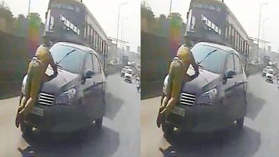 ஓசூர் ஜூஜூவாடி சோதனைச் சாவடியில் சினிமாவை மிஞ்சும் சம்பவம்.. காவலர் செய்த தரமான சம்பவம்