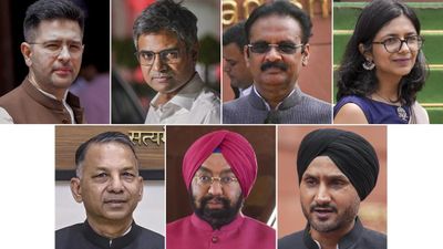  கட்சி தாவிய ஆம் ஆத்மி எம்.பிக்கள் தகுதி நீக்கம் இல்லை.. ஏன் தெரியுமா? 10வது அட்டவணை சொல்வது என்ன?