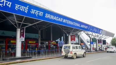 காஷ்மீரில் 2 அமெரிக்கர்கள் அதிரடி கைது! ஸ்ரீநகர் ஏர்போர்ட்டில் பரபரப்பு.. ₹2 கோடி வரை பாயும் சட்டம்