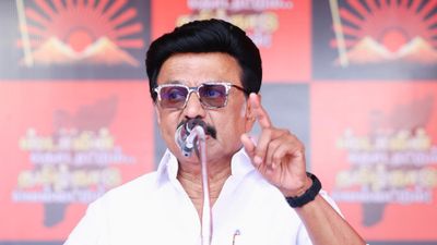 “தனது பெயர்ப் பலகையை காப்பாற்றிக் கொள்ள டெல்லிக்கு ‘காவடி’ தூக்குகிறார் எடப்பாடி” - ஸ்டாலின் தாக்கு!