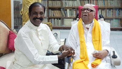 கடைசிக் காலத்தில் கலைஞர் சிறைப்படுத்தப்பட்டிருந்தாரா? உண்மைக்கு மாறானது.. வைரமுத்து