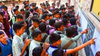 CBSE 10th: 99.57% தேர்ச்சியுடன் எந்த பள்ளி டாப் தெரியுமா? யார் முதல் மதிப்பெண்?