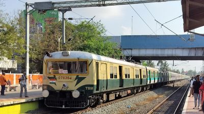 சென்னைவாசிகளுக்கு மிக பெரிய நிம்மதி.. சீரானது புறநகர் ரயில் சேவை.. வழக்கமான அட்டவணையில் இயக்கம்! 