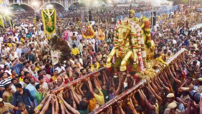 நாளை தங்க குதிரை வாகனத்தில் வைகை ஆற்றில் இறங்குகிறார் கள்ளழகர்! என்ன நிற உடை அணிய போகிறாரோ?