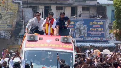 TVK Vijay in Trichy LIVE: வேட்புமனு தாக்கல்.. திருச்சியில் திறந்த வேனில் ரோடு ஷோ வந்த விஜய் 