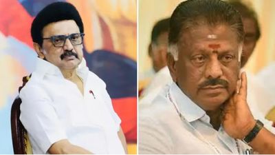 கையில் கறுப்பு-சிவப்பு கயிறு.. பாக்கெட்டில் ஸ்டாலின் படம்! தென்மாவட்டங்களில் அடித்து தூக்கும் ஓபிஎஸ்