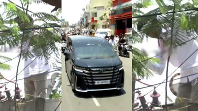 நீலாங்கரை வீட்டில் ஏணி போட்டு காம்பவுண்ட் சுவரில் ஏறிய விஜய்! மரக்கிளையை பிடித்து கொண்டு செய்த செயல்