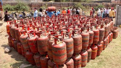 வயிறு எரியுது.. ஒரு கேஸ் சிலிண்டர் 7,000 ரூபாயா? விண்ணை முட்டும் விலை.. க்ளோஸ் ஆகும் ஹோட்டல்கள்! 