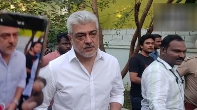 தேர்தல் ரேஸிலும் முந்திய ஏகே.. முதல் ஆளாக வாக்களித்த அஜித்குமார்! மனைவியுடன் வாக்களித்த சீமான்! 