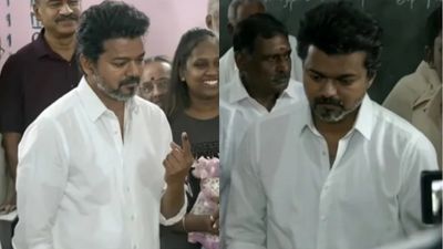 Vijay Voting: வாக்களிக்க வந்த விஜய்! சரிந்த சாமியானா பந்தல்! போகிற இடமெல்லாம் விபத்துதானா?