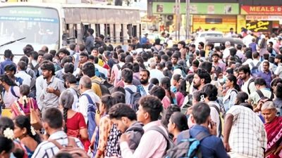 பரனூர் டூ தென் மாவட்டங்கள் ஷாக்! மனித கடலான பஸ் ஸ்டாண்டுகள்.. ₹3000 டிக்கெட்.. 100% வாக்குப்பதிவு நடக்குமா