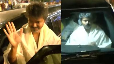 பட்டு வேட்டி, சட்டையுடன் திருச்செந்தூர் முருகன் கோயிலில் விஜய் சாமி தரிசனம்.. பின்னணி என்ன? 