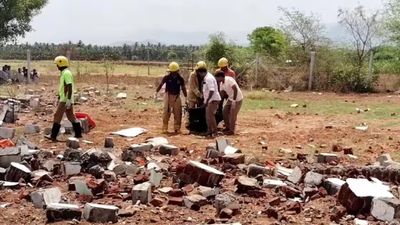 கம்பம் நகரில் வெடித்துச் சிதறிய பட்டாசு ஆலை.. 2 தொழிலாளர்கள் உடல் சிதறி பலி!