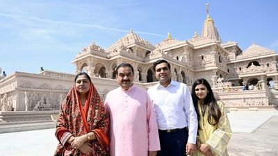 அயோத்தி ராமர் கோவிலில் குடும்பத்துடன் கவுதம் அதானி தரிசனம்.. ஏஐ நுண்ணறிவு ஆய்வகத்துக்கு உறுதி