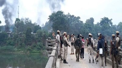 உச்சக்கட்ட பதற்றத்தில் அசாம்! திடீர் வன்முறையால்.. மொபைல் இன்டர்நெட் சேவை முடக்கம்!