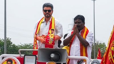 தேர்தல் பரப்புரைக்கு லீவு! விஜய் பொம்மையுடன் வந்த வேட்பாளர்கள்! இட்ஸ் வெரி ராங் ப்ரோ!