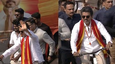 விசில் ஊதிக்கொண்டு சைக்கிளில் ரவுண்ட் அடித்த விஜய்.. தடுப்புகளை உடைத்துக்கொண்டு வந்த தவெக தொண்டர்கள்