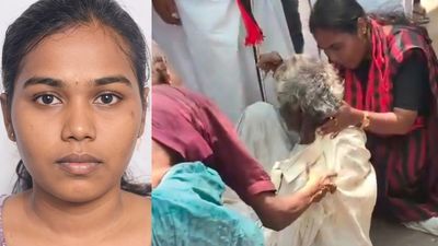 திடீரென மயங்கிய முதியவர்.. யோசிக்காமல் அவிநாசி இளம் திமுக பெண் வேட்பாளர் செய்த செயல்.. நெகிழ்ச்சி