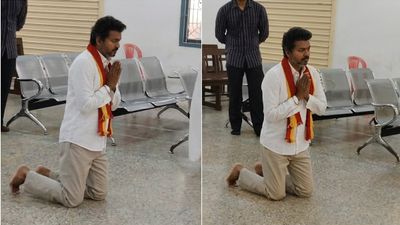 விஜய் வசமா மாட்டிகிட்டாரே.. சர்ச்சில் முட்டி போட்டு நடந்து சென்று வழிபாடு.. ஆன 