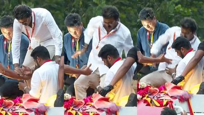 தடுமாறிய விஜய்.. சென்னையில் பிரசார வாகனத்தின் மேலே இருந்து தவறி கீழே விழுந்தார்.. பதறிய பவுன்சர்கள்
