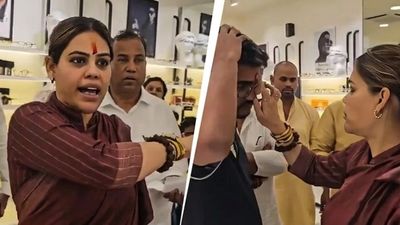 லென்ஸ்கார்ட் ஊழியர்களுக்கு திலகம் வைத்த பாஜக நிர்வாகி.. பெரிதாக வெடிக்கும் பாலிசி சர்ச்சை!