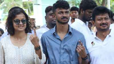 Inbanidhi: முதல் முறையாக ஓட்டு போட்ட துணை முதல்வர் மகன் இன்பநிதி.. செய்தியாளர்கள் கேள்விக்கு கொடுத்த ரியாக்‌ஷன்