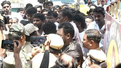 கள்ள ஓட்டு போட முயற்சி என புகார்.. சென்னை ஆழ்வார்பேட்டையில் திமுக - பாஜக இடையே தள்ளுமுள்ளு