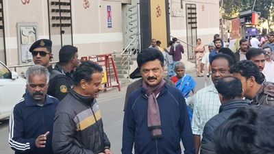 அனல் கொளுத்திய தேர்தல் ஃபினிஷ்.. கூலாக கொடைக்கானலில் வாக்கிங் போன ஸ்டாலின்.. பொதுமக்களுடன் செல்ஃபி!