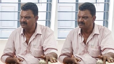 அரசு ஊழியருக்கு மறக்கவே முடியாத பரிசு..  வேலூரில் தனியார் பள்ளி உரிமையாளர் தந்த சர்ப்ரைஸ் 