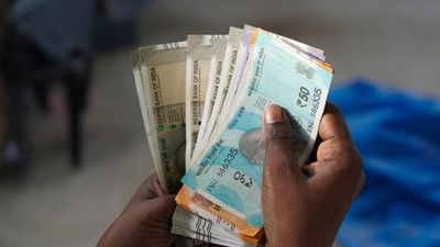 உறுதியளிக்கப்பட்ட ஓய்வூதியத் திட்டம் அம்போ! ஊதிய உயர்வும் அம்போ! தேர்தல் நேரத்தில் பறந்த கண்டனம்!