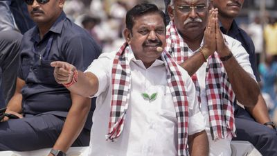 சாதாரண கே.பழனிசாமி.. எடப்பாடி பழனிசாமி ஆனது எப்படி? சொந்த ஊர் பாசம் கொடுத்த மாஸ் அடையாளம்!