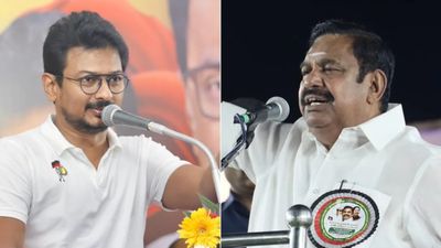 எடப்பாடிக்கு அருகில் சீட்.. ஒரே விமானத்தில் பயணம்.. கடைசி நேரத்தில் பிளானை மாற்றிய உதயநிதி!