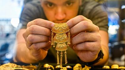 Gold Price: ஏறுமுகத்தில் தங்கம் விலை.. இனி இதுதான் நிரந்தரமா.. தங்க நகை வாங்குவோர் என்ன செய்ய வேண்டும்?