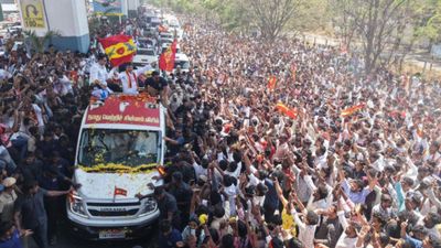 விஜய்யை பார்க்க வீட்டில் சொல்லாம கொள்ளாம வந்த பெண்ணுக்கு ஏற்பட்ட சோகம்.. 5 பவுன் செயின் திருட்டு!